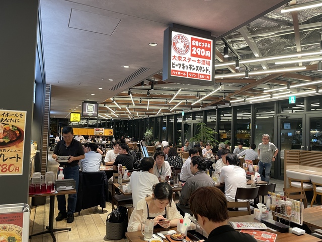 共有席と専用席を使い分けてゆったり過ごせる都会のオアシス！名店揃いのフードコート「五反田食堂」