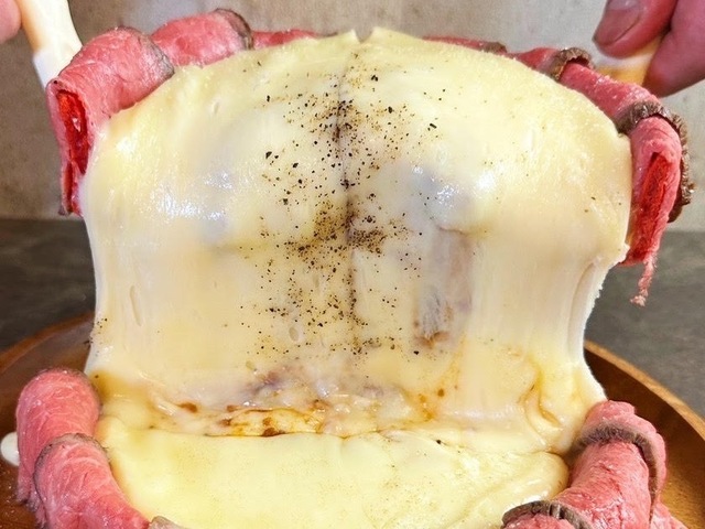 新宿|北海道サーロインの贅沢なシカゴピザが限定復活!300gのチーズソースが溢れ出す『ARK2nd』