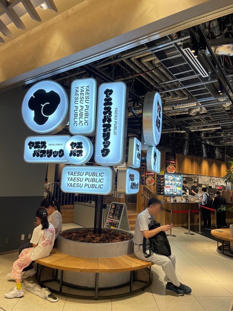 立ち飲みもモバイルオーダーで満喫！気ままに過ごせるフードコート「ヤエスパブリック」