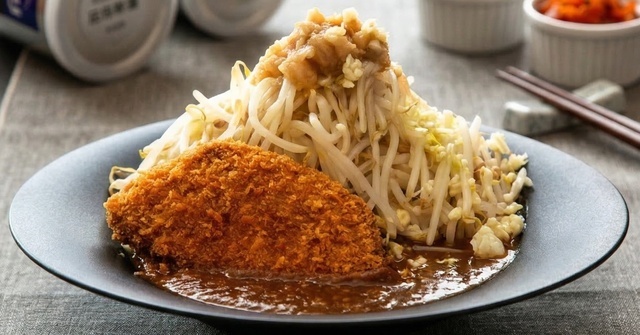 汐留駅1分｜背脂✕もやしの山のカツカレーで圧倒的な満腹感！『RIN&GOカレー』の名物に注目