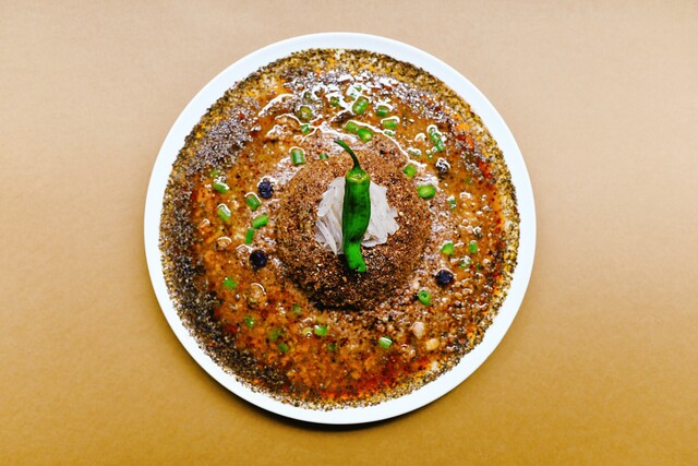 新宿｜4年連続ミシュラン選出！大阪スパイスカレー『Columbia8』がオープン！ピリ辛キーマはやみつき確定