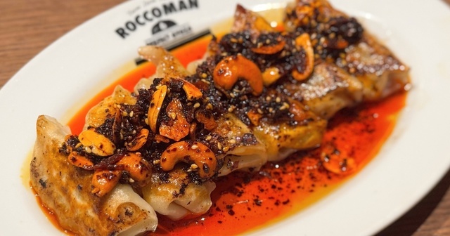 新宿│ざくざくナッツと絶妙な痺れ！特製ラー油をたっぷりかけた餃子が名物『ROCCOMAN』