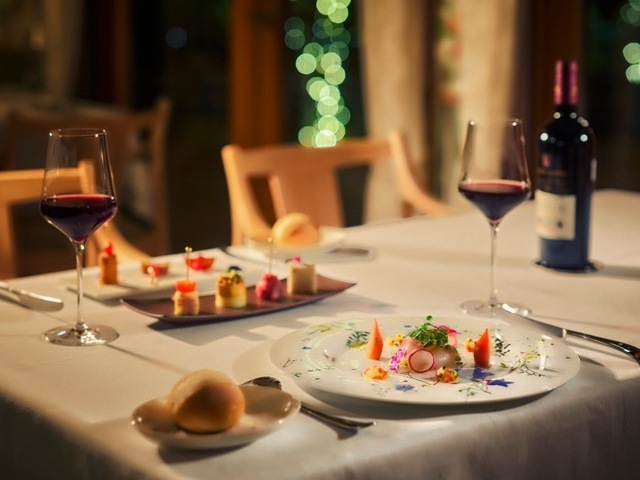 11/1〜|淡路島『Auberge フレンチの森』で過ごす“いい夫婦の日”ディナー付き宿泊プランで特別な体験を