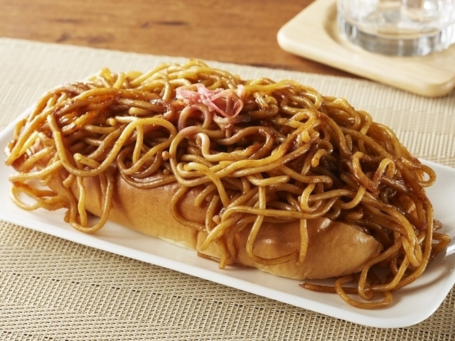 11/5〜18限定|『ミニストップ』の「焼きそばパン」がボリューム2倍に!パンからこぼれる山盛りの焼きそばに注目