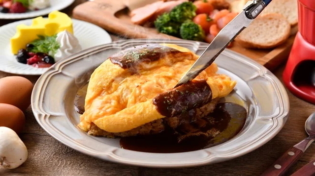 11/28｜西梅田に話題の「ぱっかーんオムライス」を楽しめる『たまごのきもち。』がオープン