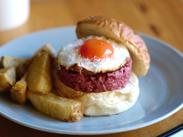 12/10〜｜生肉の旨み凝縮!?「焼かないハンバーガー」に注目！食感を最大限活かした新グルメ 田端『9Hamburger』