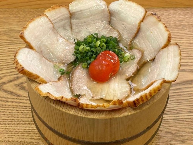 12/12〜｜富士桜ポークが麺を覆う！あっさりスープに脂が溶け込む豪快な1杯！山梨「なんぶの湯」に新登場