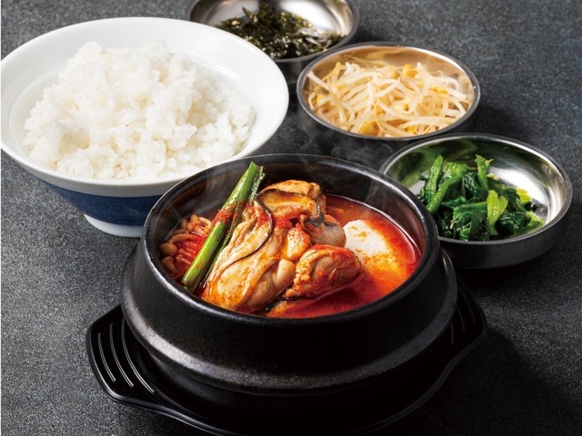 12/12〜|プリプリの牡蠣と自家製豆腐のスンドゥブ定食が登場!魚介の旨味たっぷりのスープは絶品『中山豆腐店』