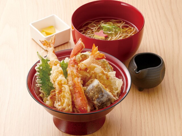 12/19〜|贅沢な本ズワイガニを天蕎麦で!甘タレで味わう天丼セットも!『家族亭』の年末年始限定メニューに注目