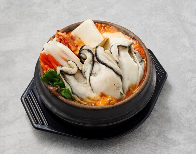 12/20〜|広島県産の大粒牡蠣が主役!ぷりぷり食感と旨味を凝縮したピリ辛スープが絶妙にマッチ『焼肉くるとん』