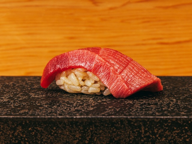 御徒町｜ミシュラン獲得店で修練を積んだ若手大将が握る江戸前鮨を体験！『鮨結う遥』がオープン