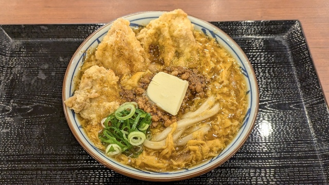 1/15〜『丸亀製麺』が冬メニュー3種を同時発売!新作の「鶏天ふわ玉カレーうどん」は味の変化が楽しいひと品