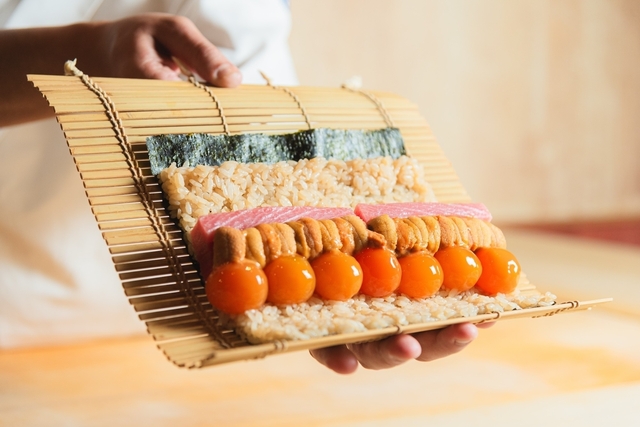 銀座｜大将が目の前で仕上げる「トロと卵黄太巻き」は圧巻！『鮨よしかわ 勝』がオープン