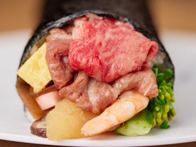 A5黒毛和牛をすき焼き風に！10種の具材の豪華な“焼肉店の恵方巻”に注目！『KINTAN』