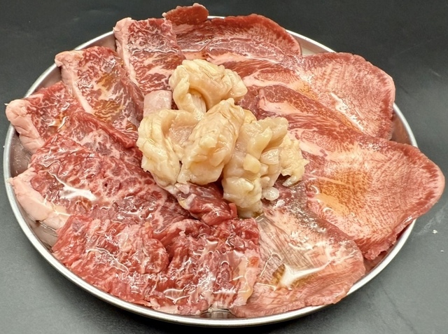 大阪｜総量200g以上！「まるよし人気盛り」が2,227円で登場『焼肉ホルモンまるよし精肉店』