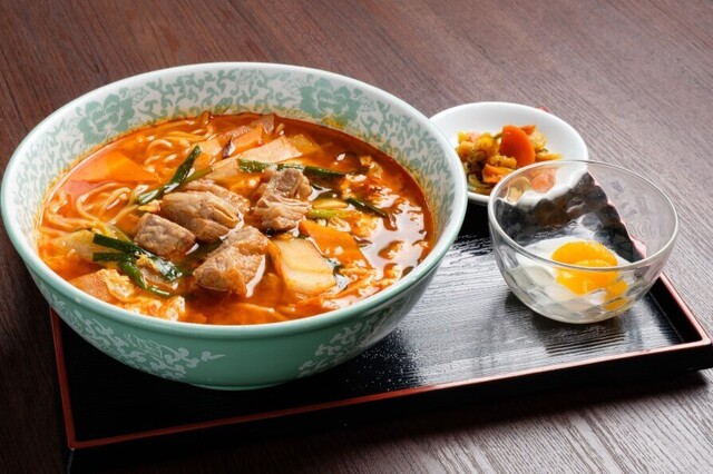 鹿沼｜ゴルフ場で年間1万杯売れた「カルビラーメン」がブランド認定！ピリ辛味噌のクセになる1杯は通販でも◎