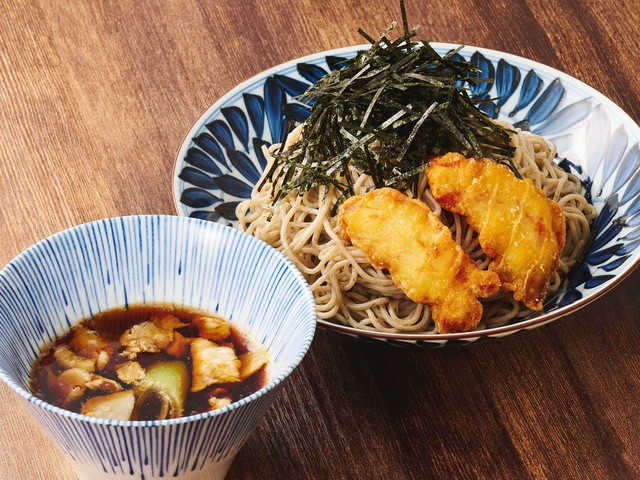 2/13〜|サクサクの鶏天を熱々つけ汁にダイブ!豚肉&ネギと共に蕎麦をすする『いろり庵きらく』
