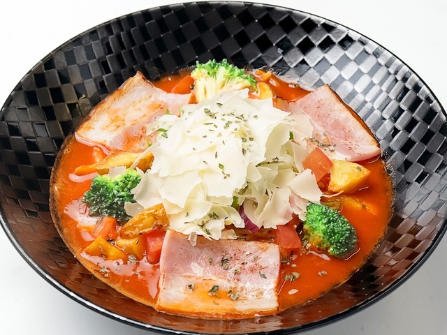 〜3月下旬｜濃厚トマトのピリ辛スープが沁みる究極の一杯！〆はチーズリゾット風に。新潟『らーめん風伯』