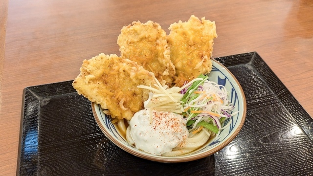 【丸亀製麺】春の新メニューは、ドーンとはみ出る豚天と山盛りあさりの2種