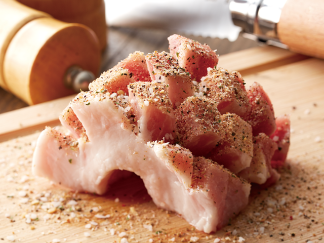 3/5〜｜特製スパイスで引き出す厚切り豚の旨み。『焼肉きんぐ』とアウトドアブランド『LOGOS』がコラボ