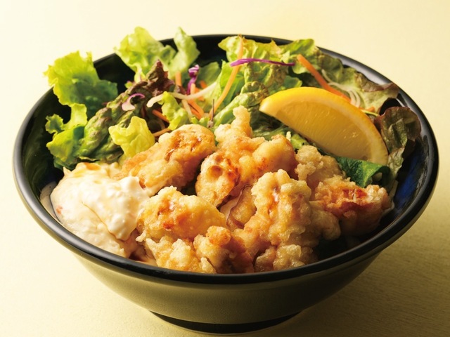 3/5〜｜サクサク鶏天と濃厚タルタルの新感覚ぶっかけ。特製つゆで味わう1杯を『資さんうどん』で