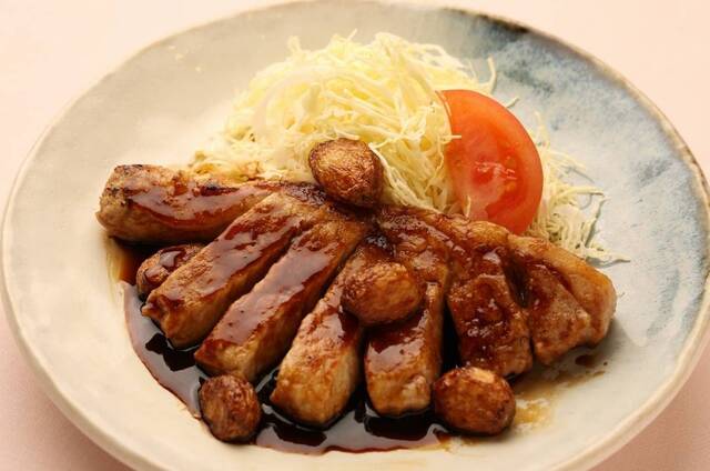 新宿｜特製タレを絡めた厚切りとんてきが食欲を刺激！『るるぶキッチン』の限定ランチは3/10〜