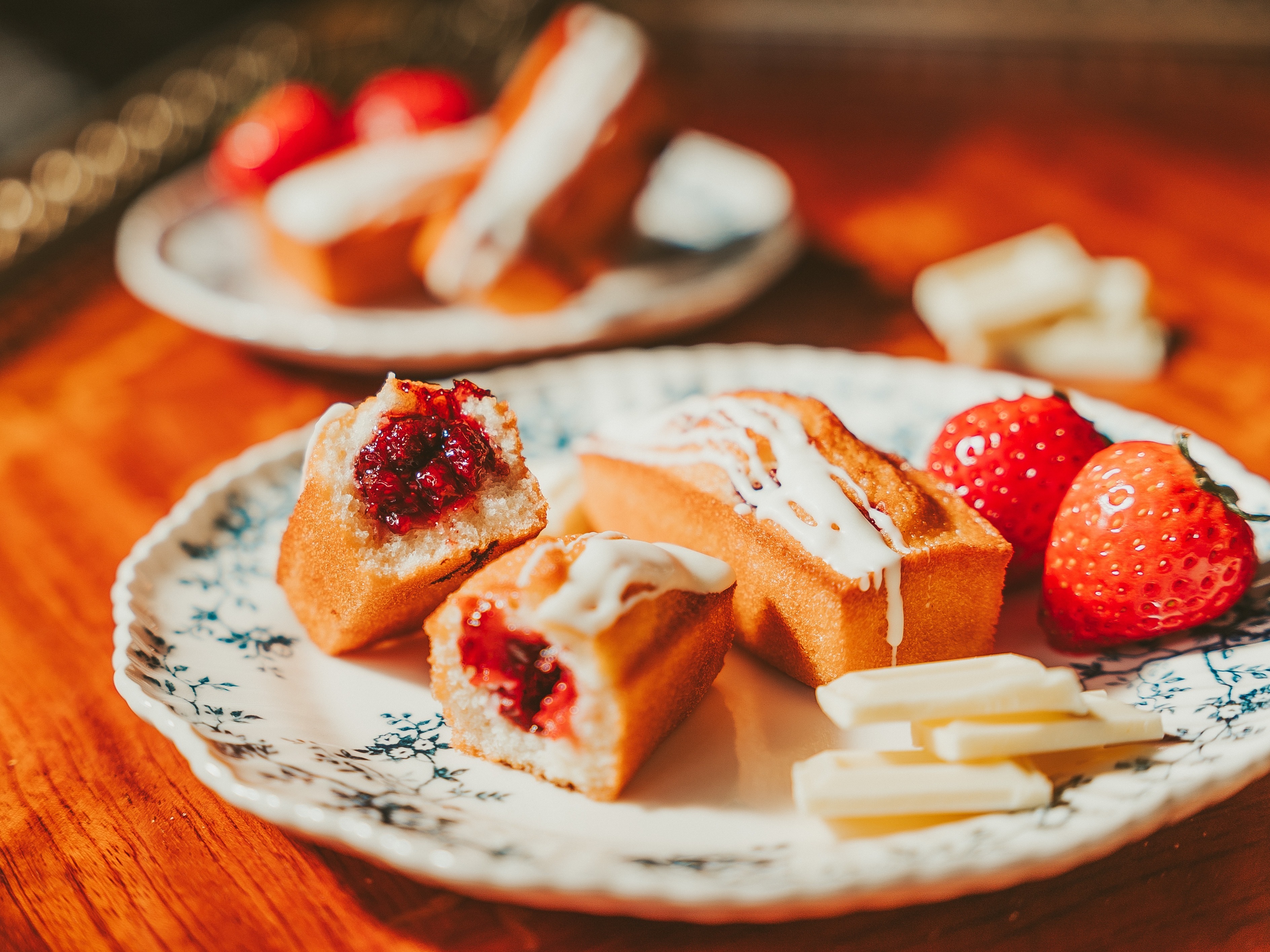 3月限定】まるごと苺が贅沢！ホワイトチョコをかけた上品な