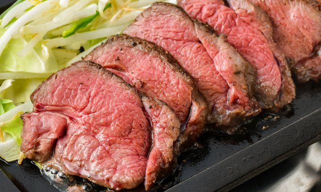 3/10〜｜完成まで4年！赤と白の特製ソースでいただく「カンガルーステーキ」に注目！『ステーキロッヂ』