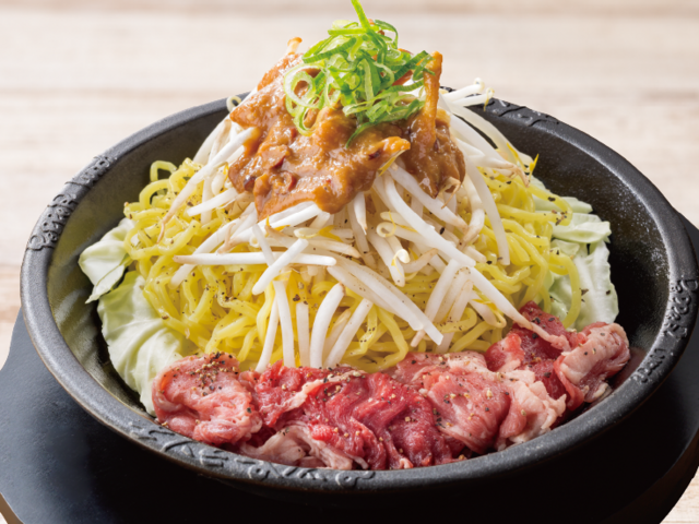 3/12〜|ガツンと旨い「にんにく辛味噌」が決め手!山盛りの肉・野菜の下には麺がチラリ『ペッパーランチ』