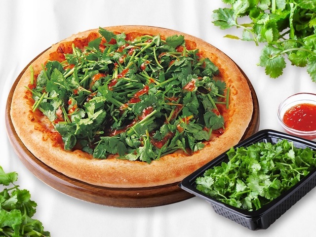 〜4/20|大盛りパクチーで話題!スイートチリで味わうエスニックピザを『ピザハット』で