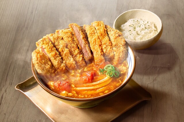 4/22〜|『丸亀製麺』で大人気の「トマたま」シリーズに新作登場!サクサクの牛カツが主役の1杯に注目