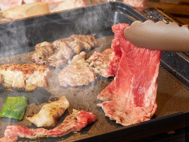 浦和｜マンガ肉や丸鶏で豪快BBQ！『ロイヤルパインズホテル』のビアガーデンは飲み放題付き5,500円〜