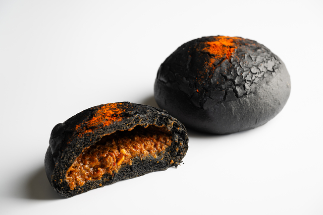 〜6/29｜六本木ヒルズがゴジラ一色に！激辛カレーパンに漆黒の担々麺、グルメも充実の「ゴジラ・THE・アート展」