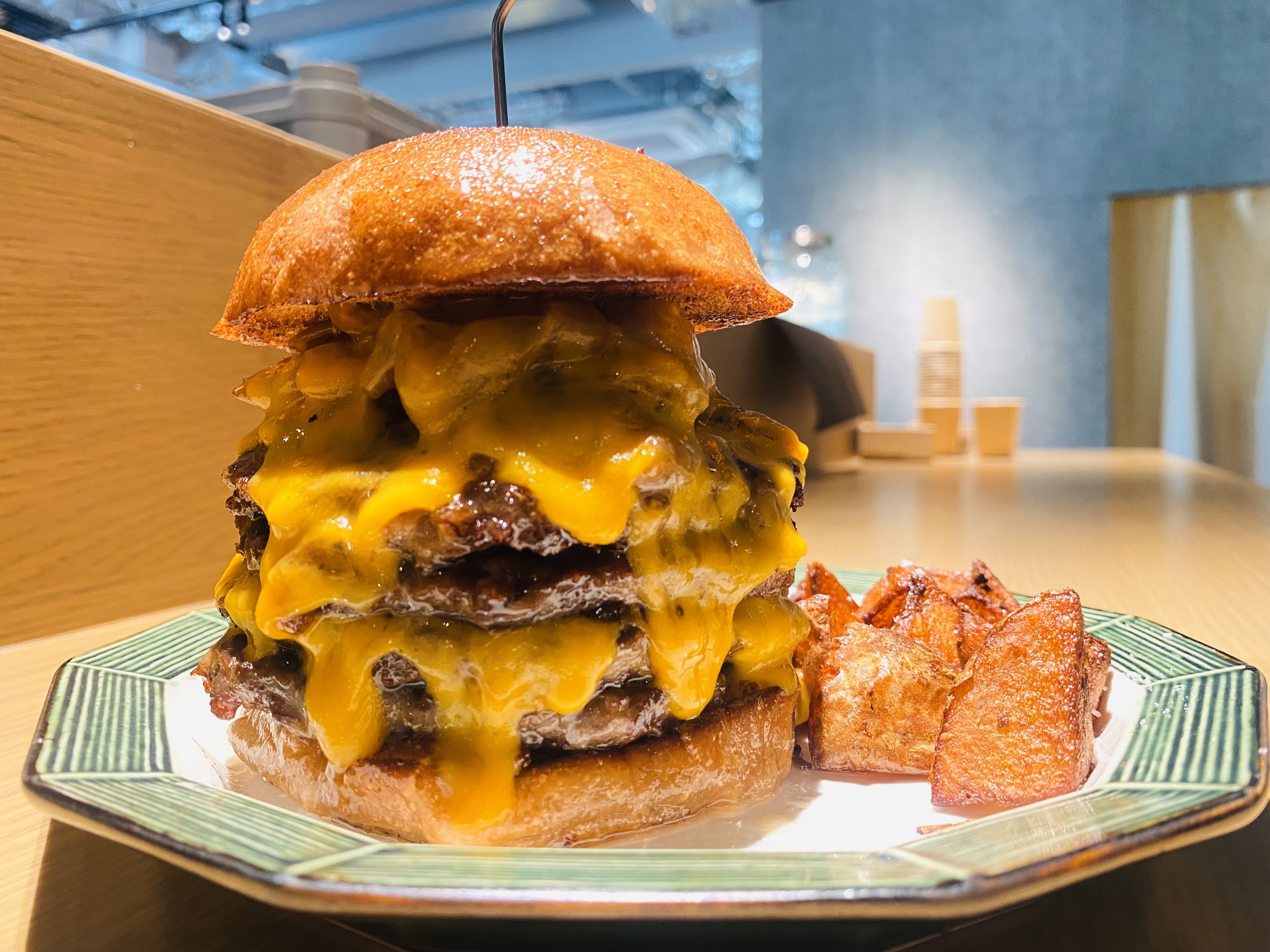梅田｜肉の衝撃！牛100%のパティを4枚重ねた超豪快バーガーが新登場