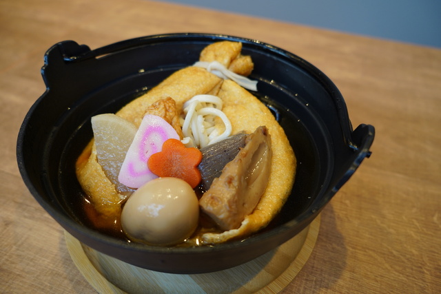 新ご当地グルメ「姫路うでん」爆誕！巨大油揚げには大根や玉子、うどんがぎっしり。