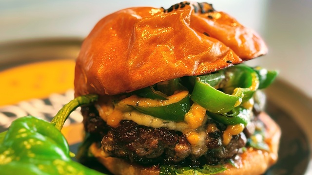 京都|今が旬!万願寺とうがらしが主役のバーガーが登場『DRAGON BURGER』