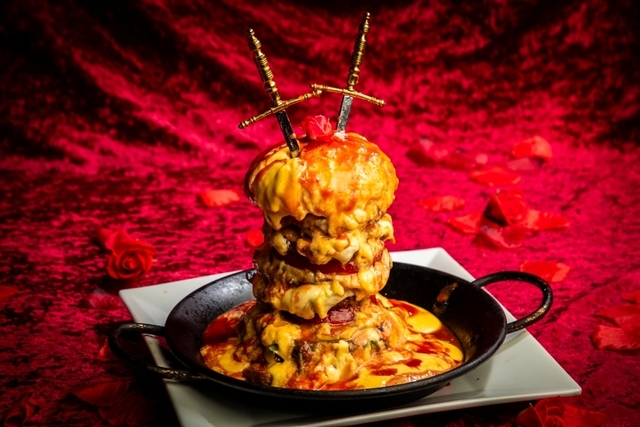 銀座|背徳の晩餐!ジューシーなパテとトマトを重ねたバーガー登場『ヴァンパイアカフェ』