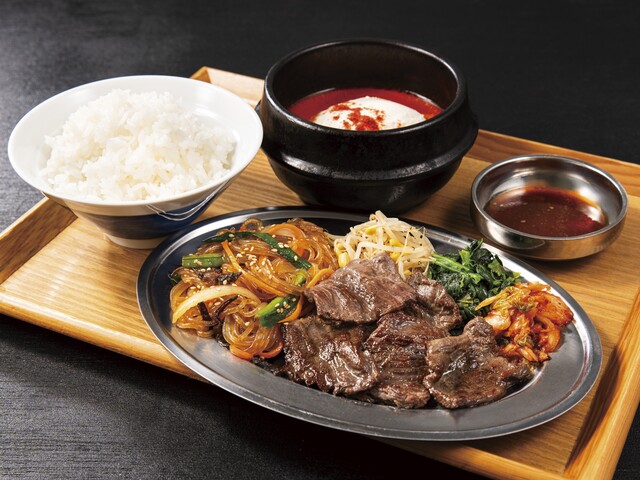 8/20〜｜牛ハラミとスンドゥブ、チャプチェを一度に楽しむ！『中山豆腐店』の焼肉定食に注目