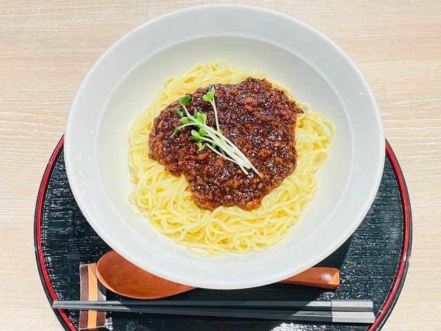 9/1~|旨辛冷やし肉味噌麺が新登場!禁断のにんにくラー油で追撃も!汐留『鯛茶TOKYO』