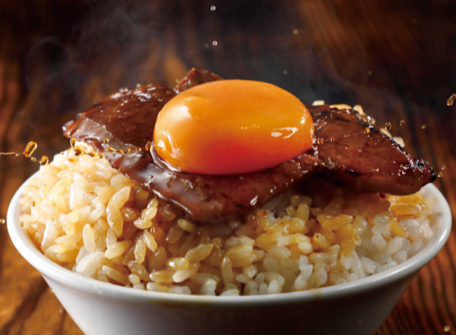 9/16〜|濃厚な卵黄に絡めて楽しむ2種のカルビ!『焼肉ライク』で月見焼肉を堪能