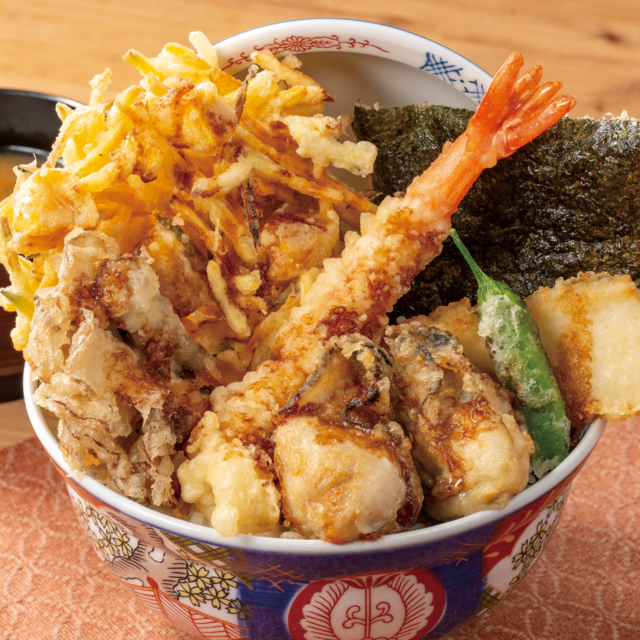 大粒の広島県産牡蠣が主役！芋・栗・かぼちゃを使った秋野菜のかき揚げを一度に堪能『天丼はま田』