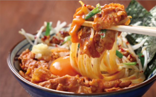 10/6〜『丸亀製麺』の旨辛うどんが進化して復活「肉盛りニラ玉ぶっかけうどん」新登場