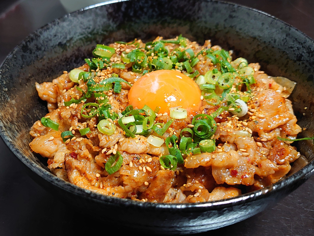 広島バスセンター周辺のランチ9選！豚肉たっぷりのスタ丼に天蕎麦、出来立ての惣菜弁当も