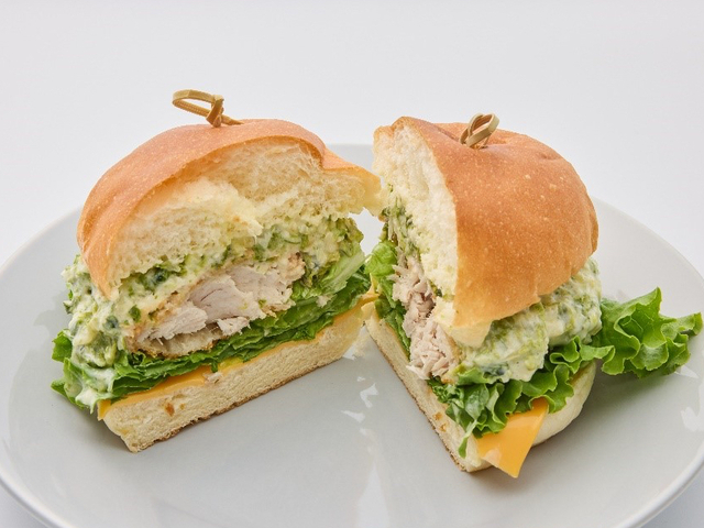 能登産ブリにタルタルがマッチ!高校生とシェフの復興支援バーガーを販売『綿半スーパーセンター』
