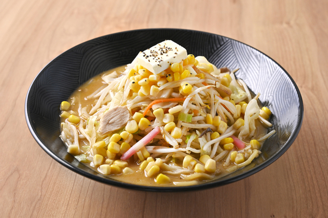 濃厚味噌スープにバターが溶け出す!シャキシャキ野菜と甘いコーンの一杯。冬の『じげもんちゃんぽん』