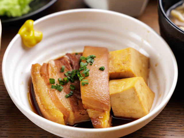 新宿に陽気な沖縄居酒屋が上陸！ラフテーや海ぶどうをアテにオリオンで乾杯！『琉球キッチン東屋慶名』