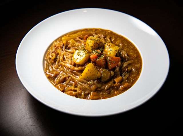 秋葉原｜大好評の「カレー冷麺」が週3日だけ復活！コシのある麺に特製スパイスカレーが絡む一杯