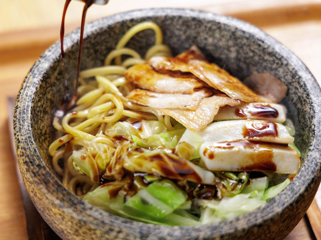 京都｜湯上がりの空腹に直撃！ソースの香りが立ち昇る「石焼きそば」が名物。伏見力の湯に『千笑の輪』がオープン