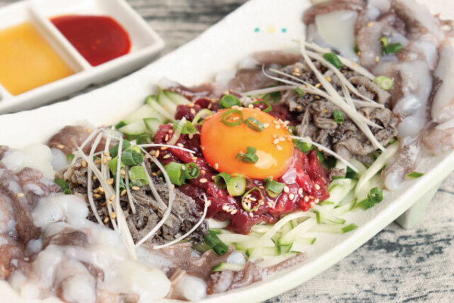 新大久保｜韓国名物「タコの踊り食い」は鮮度が命！水槽から掴み採り体験も『テジョンデ』