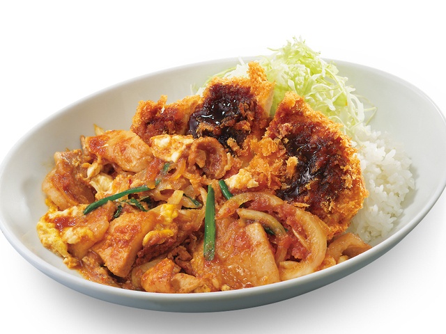 11/21〜｜肉on肉で超豪快！サクサクのロースカツ×甘辛い肉たま炒めの全力飯を『かつや』で